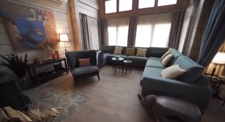 В гостиной можно отдохнуть на удобном диване