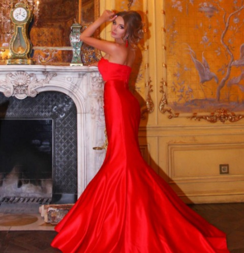 Евгения Феофилактова в свой день рождения облачилась в красное вечернее платье