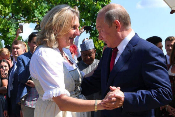 Владимир Путин и министр иностранных дел Австрии Карин Кнайсль Владимир Путин и министр иностранных дел Австрии Карин Кнайсль