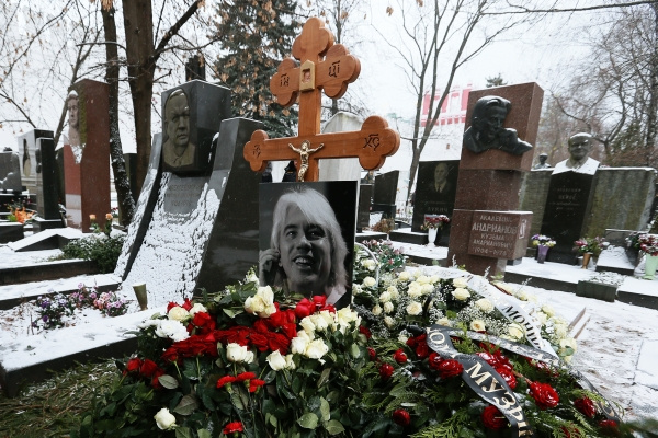 Место, где захоронена капсула с частью праха оперного певца Дмитрия Хворостовского, на Новодевичьем кладбище в Москве