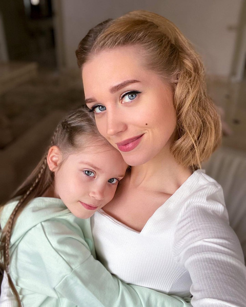 Кристина Асмус недавно вышла из больницы, где была вместе с дочерью Кристина Асмус недавно вышла из больницы, где была вместе с дочерью