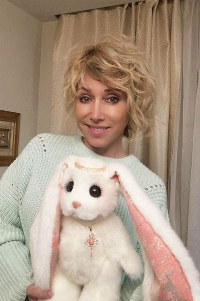 Елена уделяет много времени уходу за собой Елена уделяет много времени уходу за собой