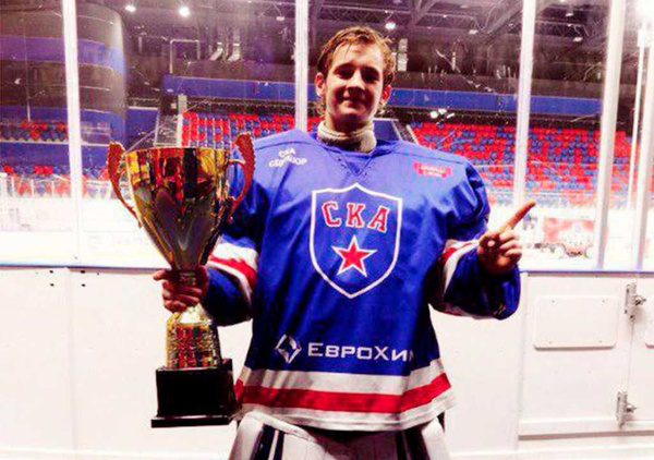 Старший сын Соколовых хорошо учился и делал успехи в хоккее Старший сын Соколовых хорошо учился и делал успехи в хоккее