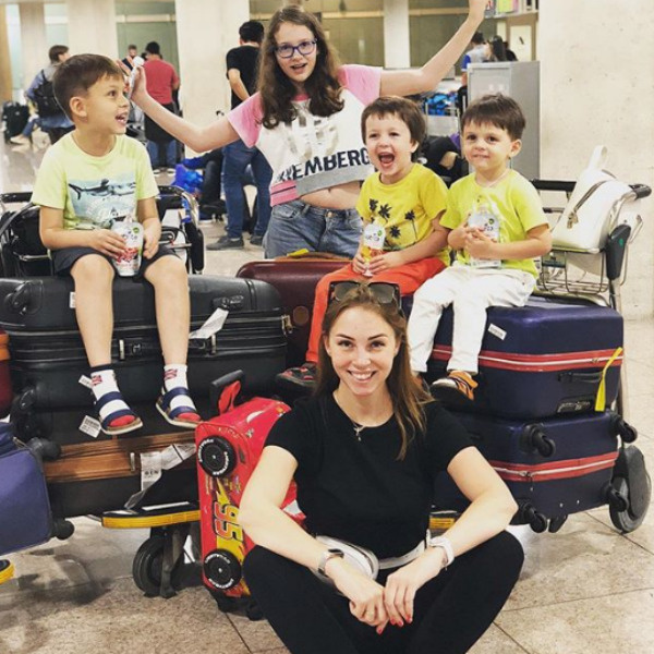 Полина прилетела с детьми в Испанию