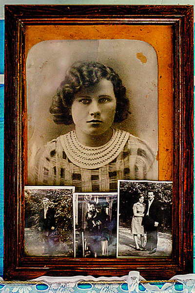 Елизавета Андреевна бережно хранит семейные снимки