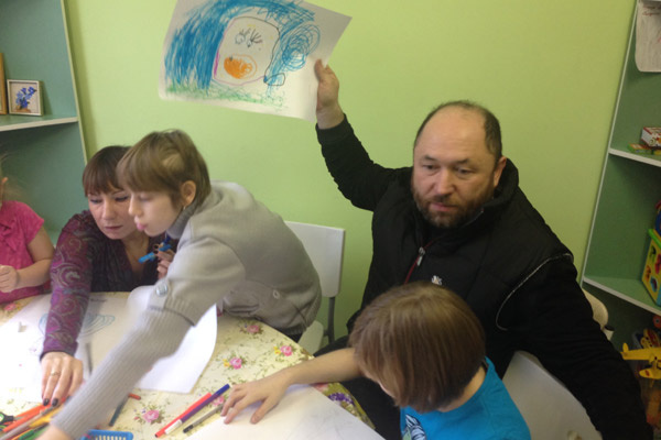 Перед показом фильма режиссер Тимур Бекмамбетов сначала помогал детям рисовать…