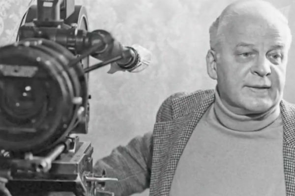 Режиссер фильма «А зори здесь тихие» Станислав Ростоцкий Режиссер фильма «А зори здесь тихие» Станислав Ростоцкий