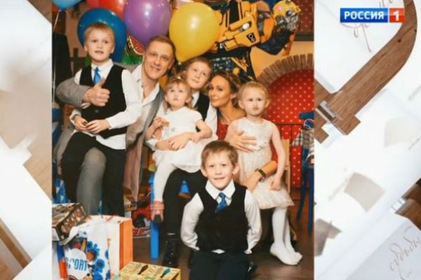 Сергей с Полиной и пятью детьми