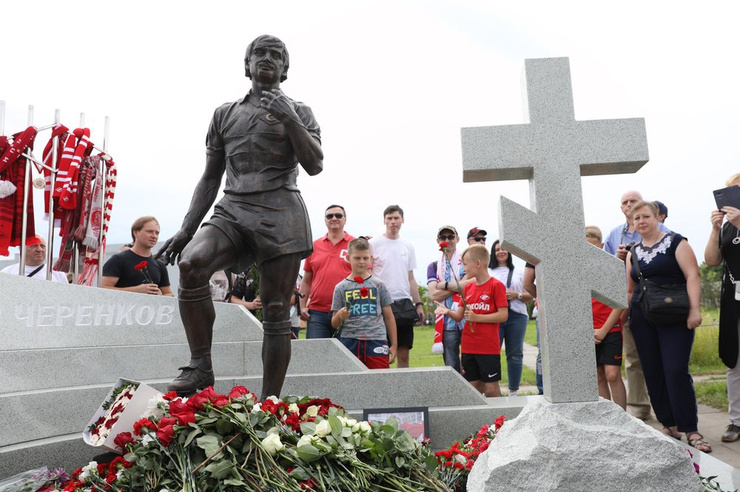 На Троекуровском кладбище установили памятник Федору Черенкову