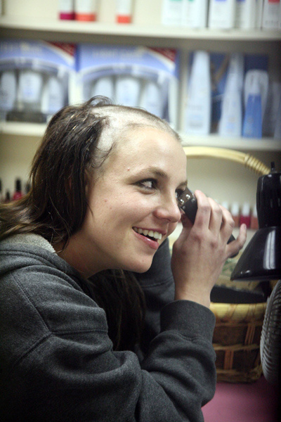 В 2007 году Бритни Спирс побрила себя наголо