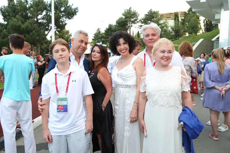 Павел Астахов с семьей, Евгения Бордзиловская с мужем и Галина Бокашевская