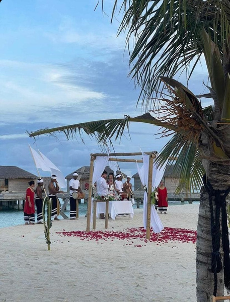 Влюбленные сыграли свадьбу на Мальдивах
