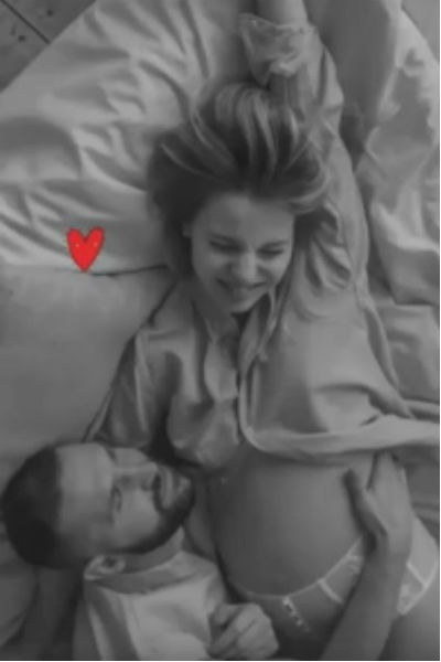 Накануне рождения дочери актер поделился интимным фото с женой