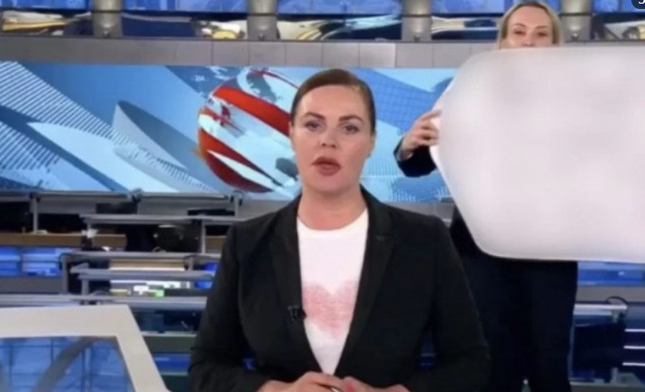 Марина Овсянникова устроила провокацию во время эфира передачи «Время»