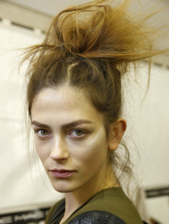 Модель с показа Issey Miyake Модель с показа Issey Miyake