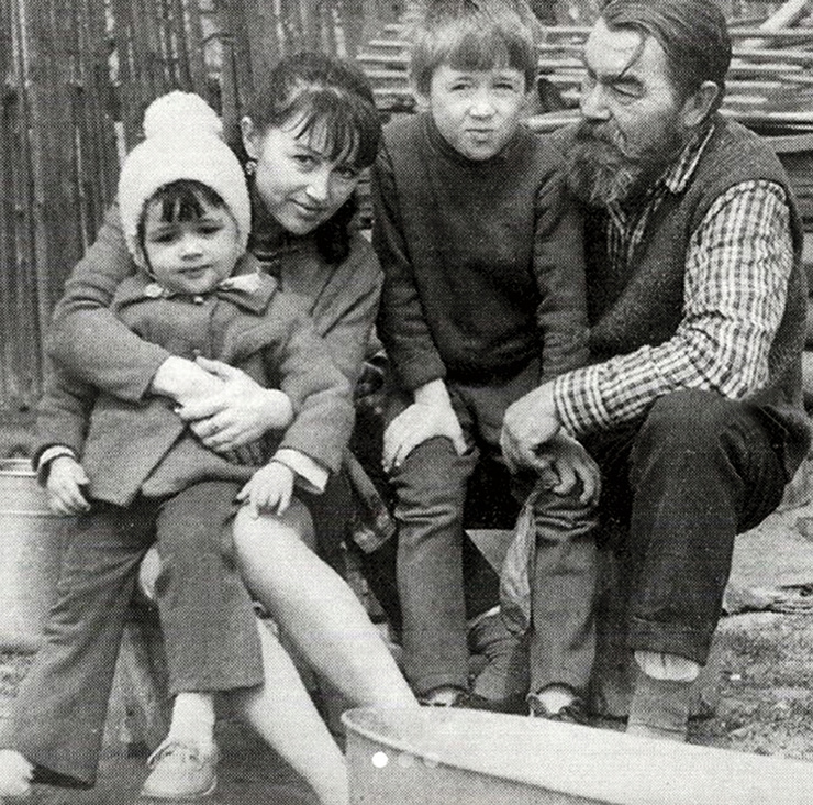 Маленькая Настя с мамой Валентиной Борисовной, братом Святославом и дедушкой Борисом Ивановичем