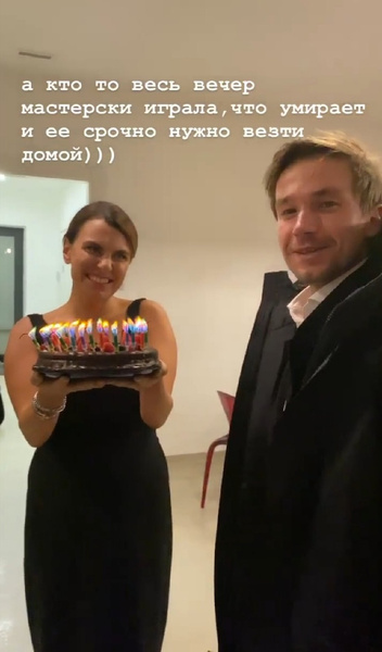 Петров задул свечи на праздничном торте Петров задул свечи на праздничном торте