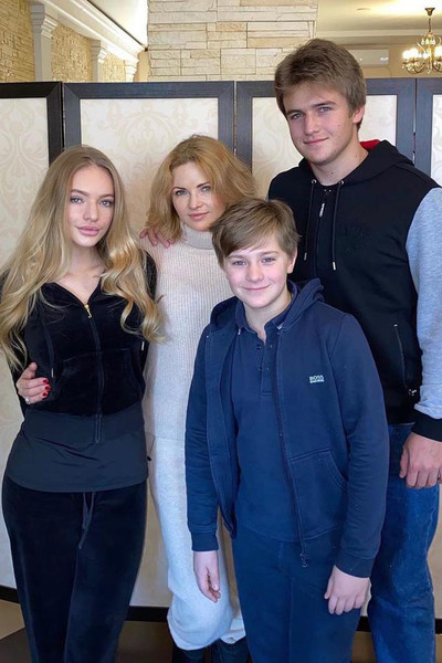 Лиза Пескова: как восприняла развод родителей, подружилась с Навкой и взбесила общественность