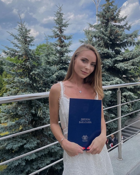 Саша похвасталась дипломом