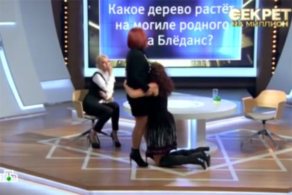 Эвелина Бледанс упала на колени перед сестрой Дианой Эвелина Бледанс упала на колени перед сестрой Дианой