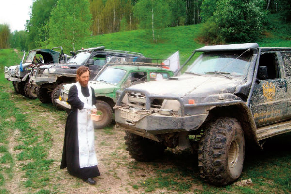 В соцсетях отец Павел создал группу «Поп на джипе», где отвечает на вопросы пользователей о вере и быте В соцсетях отец Павел создал группу «Поп на джипе», где отвечает на вопросы пользователей о вере и быте