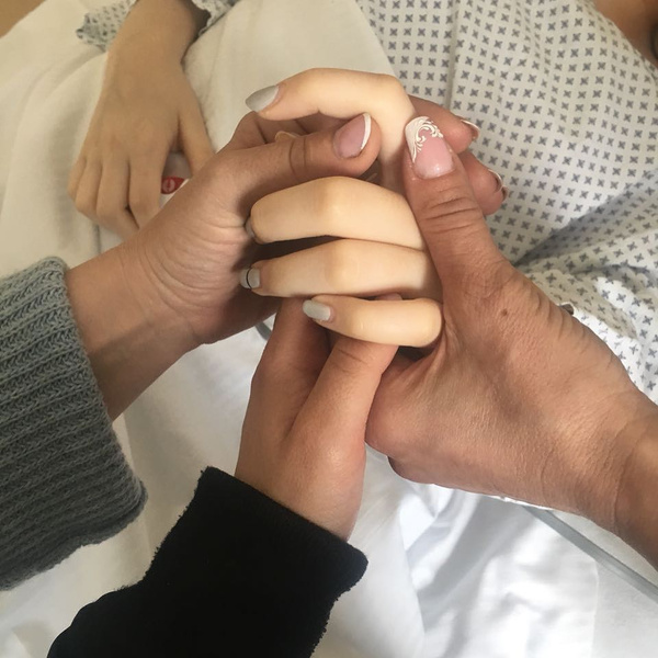 Родственники приехали поддержать девочку в трудный момент Родственники приехали поддержать девочку в трудный момент