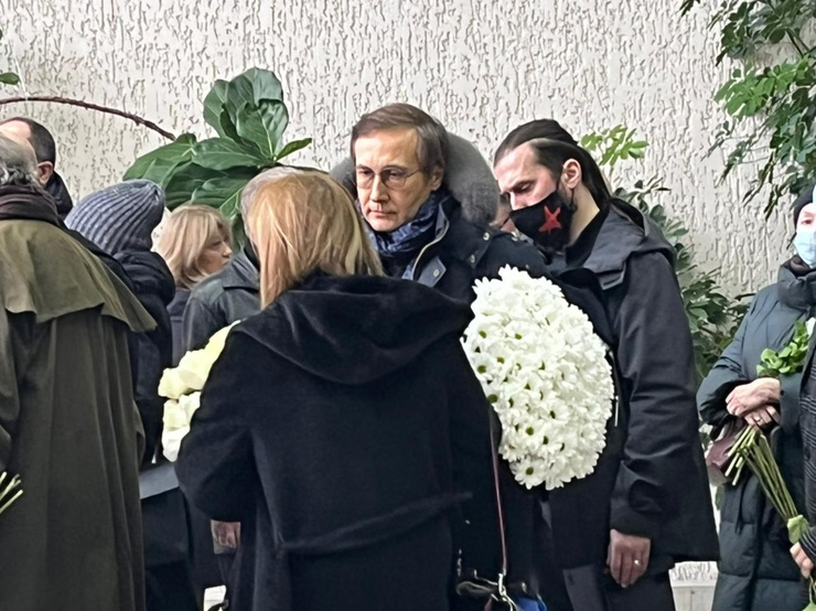 Режиссер «Экипажа» Николай Лебедев тоже проводил артистку в последний путь