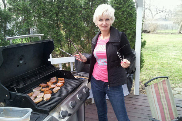В Крыму у Тани была времянка, а теперь дом недалеко от Чикаго, во дворе которого она жарит барбекю и выращивает овощи