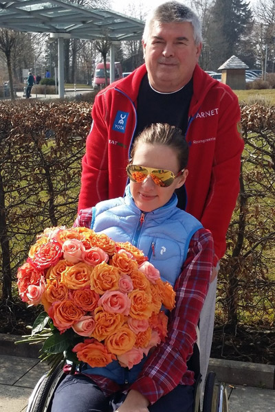 Маша на прогулке с папой в Германии в середине марта, из-за работы Леонид не может быть рядом с дочерью постоянно