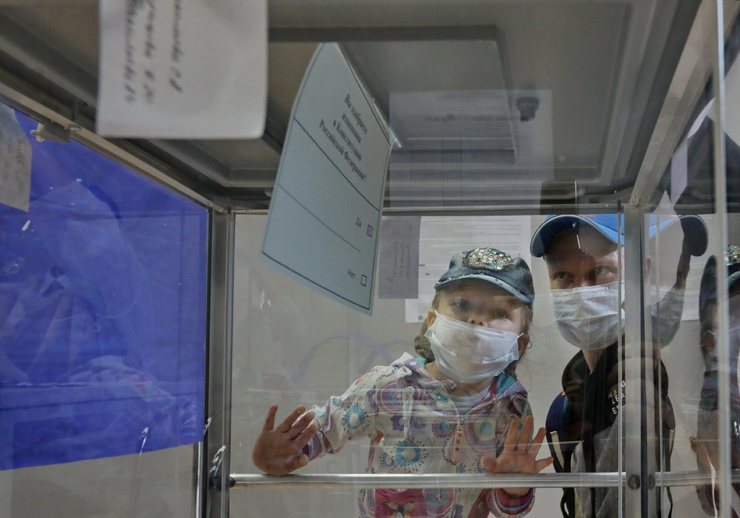 Проголосовать можно было и онлайн, но большинство граждан выбрало проверенный способ