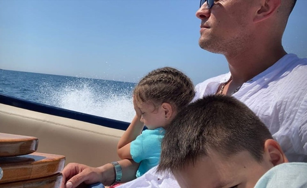 Павел отдыхает с детьми на яхте