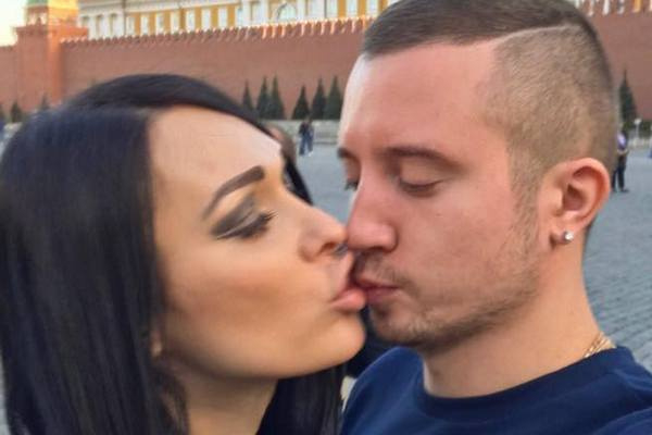 Молодые люди не скрывали своих отношений Молодые люди не скрывали своих отношений