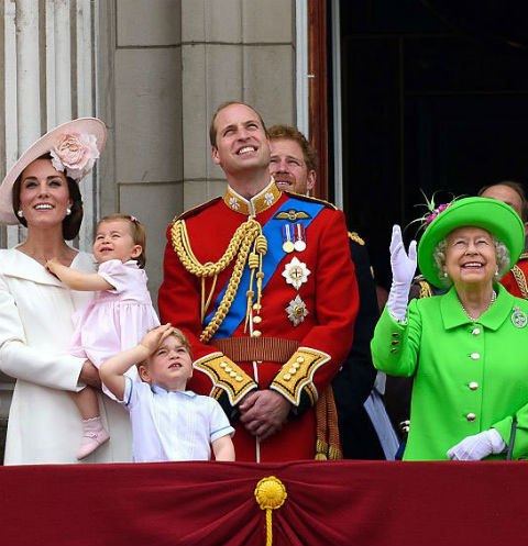 Кейт Миддлтон с детьми, принц Уильям и королева Елизавета II