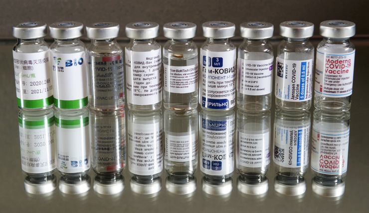 В России существует три вакцины, в мире их гораздо больше