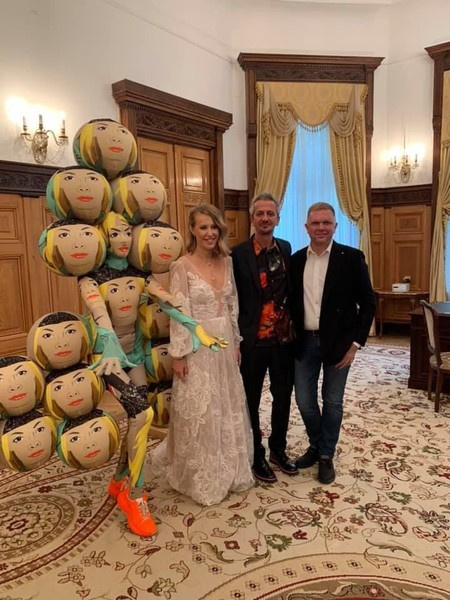 Свидетель пары выбрал необычный наряд из шаров