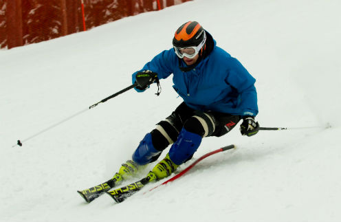 На горнолыжных трассах Сергей развивает скорость до 100 км/ч. Ленинградская область, февраль 2013 года