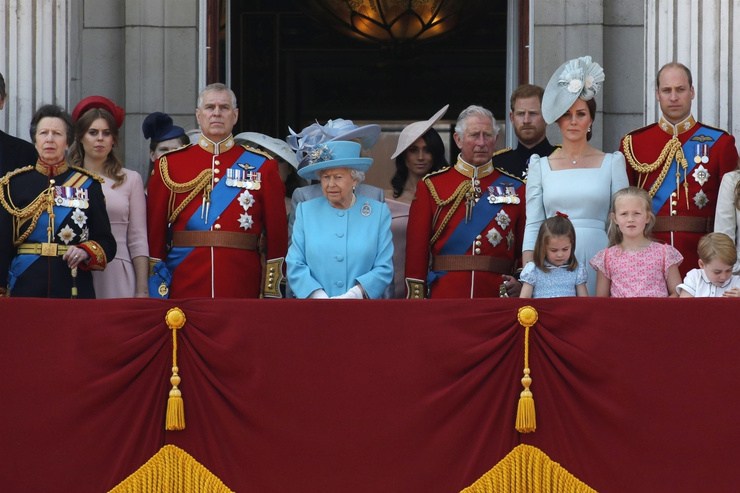 Королева собиралась подать в суд на принца Гарри и Меган Маркл из-за скандального интервью