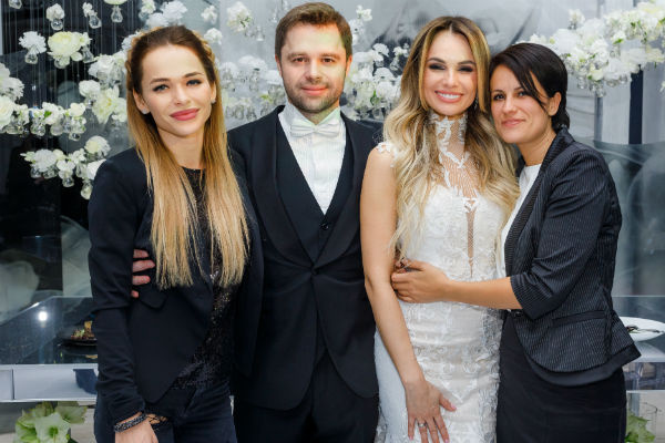 Молодожены с организаторами свадьбы Анной Хилькевич и Лидой Ком