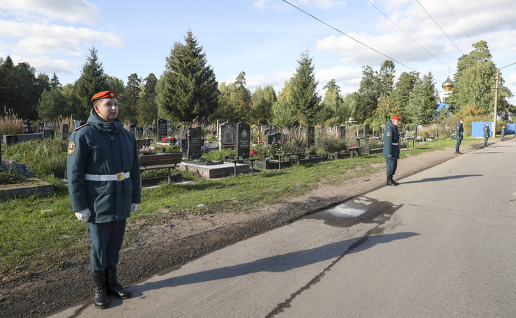 Похоронили Евгения Николаевича на Северном кладбище.