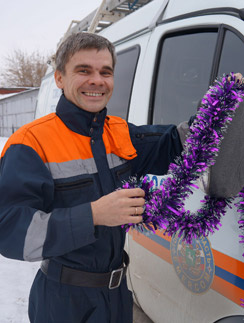 По словам спасателя Дмитрия Тимофеева, самый пик вызовов приходится на утро 1 января: народ возвращается домой и понимает, что ключи потеряны в разгаре праздника