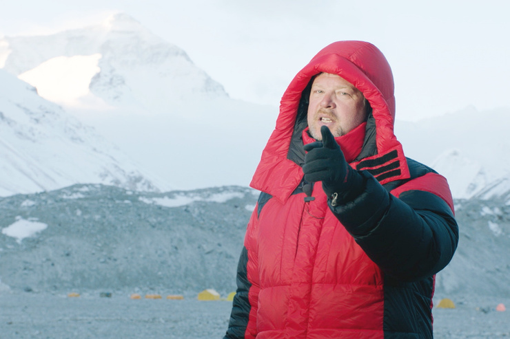 Первая экспедиция на Эверест в 2015 году была прервана из-за землетрясений, но через год съемочная группа с профессиональными альпинистами попыталась снова.