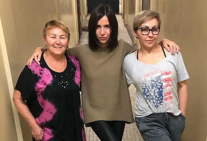 Мама Мирославы (справа) родила ее, будучи совсем юной