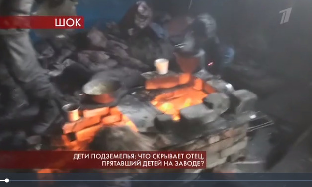 В таких нечеловеческих условиях Александр жил с маленькими детьми