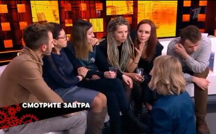 Диденко в окружении гостей вечеринки