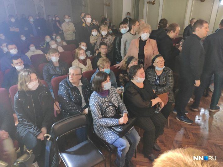 Пришедших попросили соблюдать меры безопасности