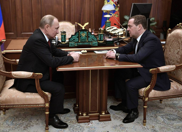 Путин ввел новую должность для Медведева