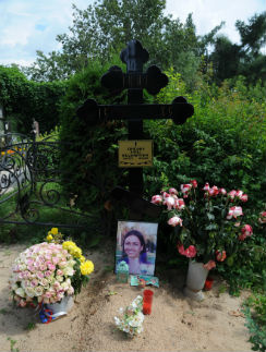 На могилу Ирины на Владыкинском кладбище в Москве друзья приносят ее любимые розы