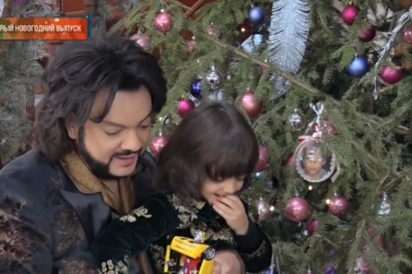 Филипп Киркоров вместе с детьми наряжал елку