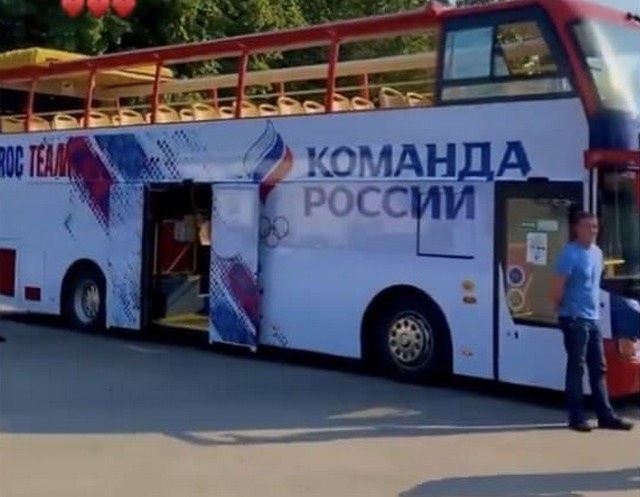 При выходе из аэропорта спортсменов ждал специальный автобус При выходе из аэропорта спортсменов ждал специальный автобус