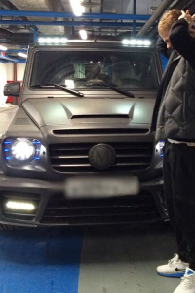 Футболист любит дорогие автомобили Футболист любит дорогие автомобили